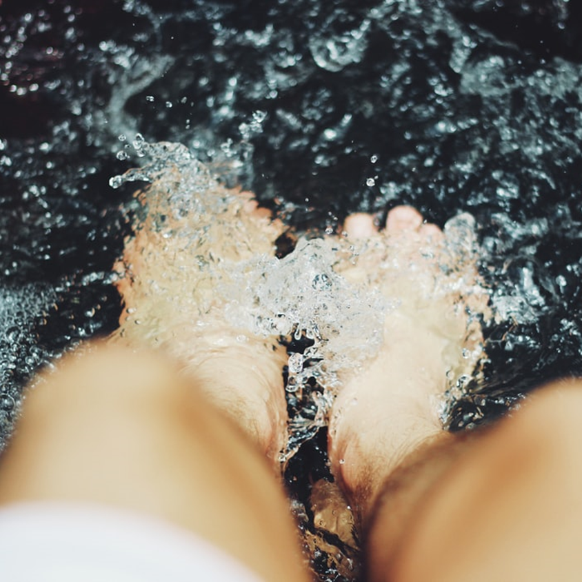 雙足泡熱水15-20分鐘,藉此放鬆足底筋膜。