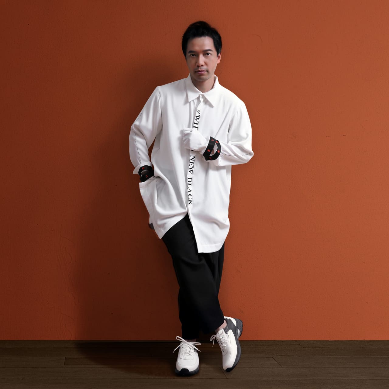 大片的白色與黑色搭配，給人簡約洗練的感覺，不論是在專業或是休閒場合，都可以簡單變換自如、不尷尬。