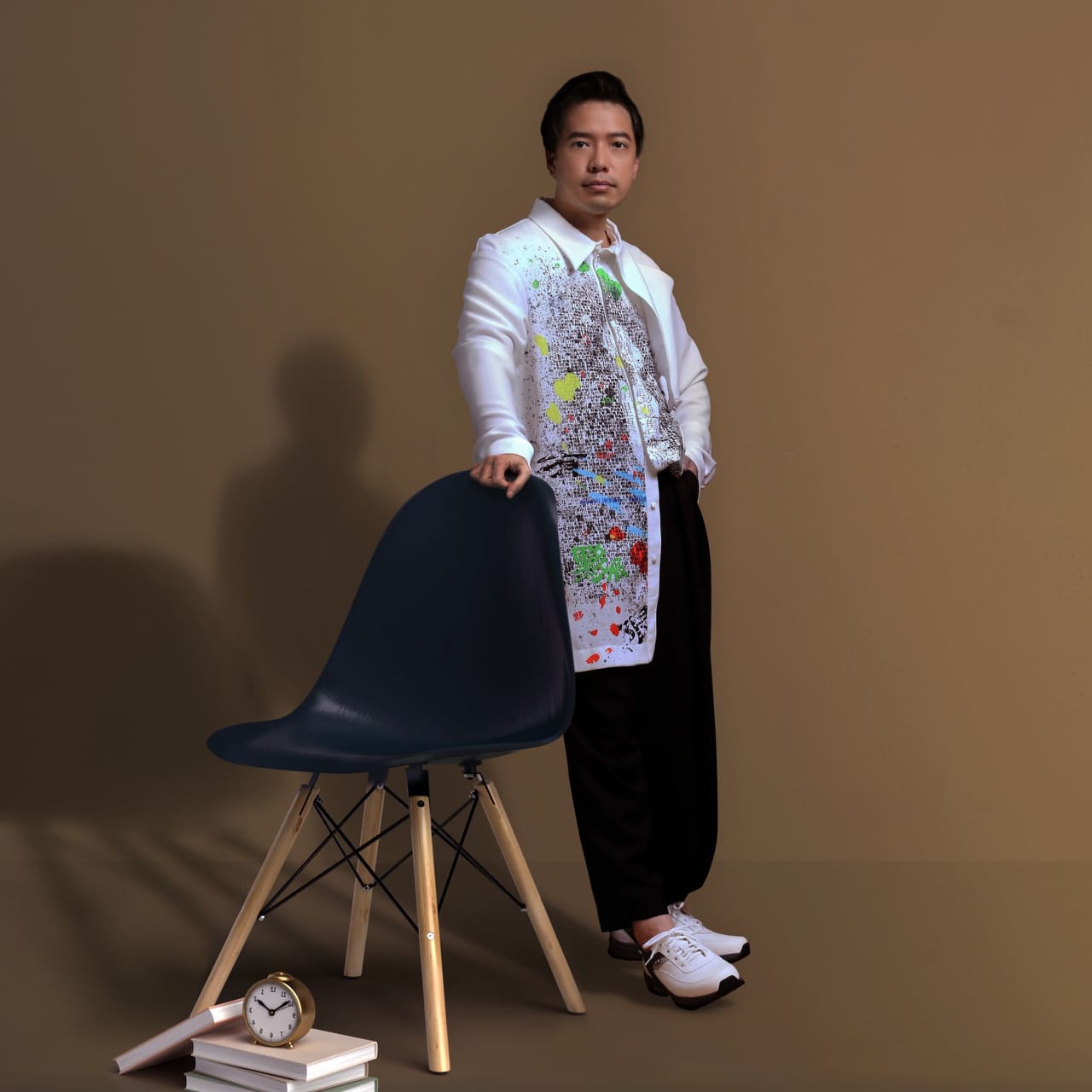 黑色與白色在色彩學中屬於無色系，也可說是百搭色，搭配什麼顏色都好看。