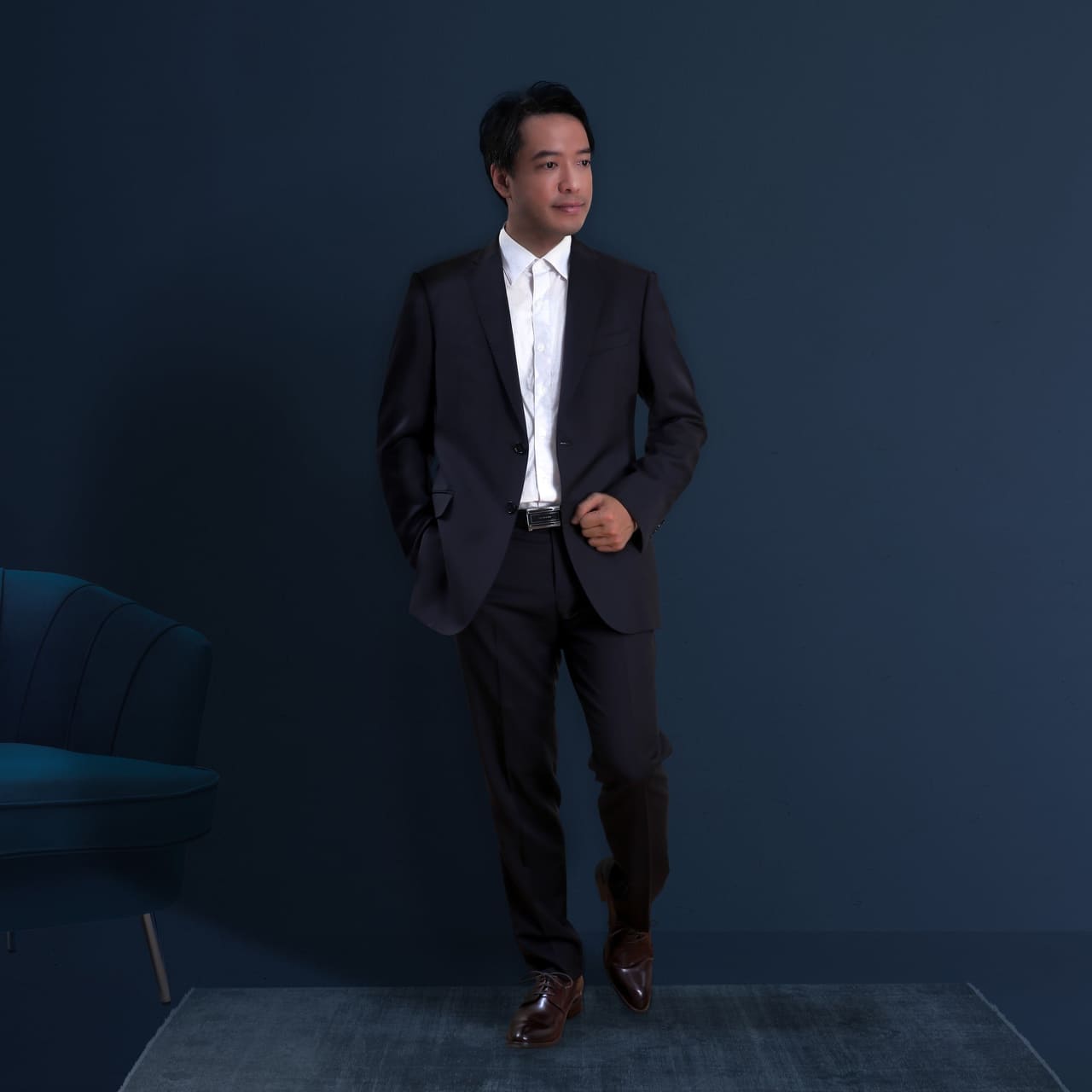 不會搭配顏色？選擇黑與白就對了！如果想要一點變化，可選擇旁色系，如深藍或深棕以及灰色，都是不會出錯的顏色。