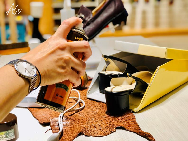 防疫期間建議區分室內、外鞋，家中如有多餘的舊鞋盒，可以再利用自製環保鞋架，減少地球資源的浪費，同時也是消毒的好幫手。