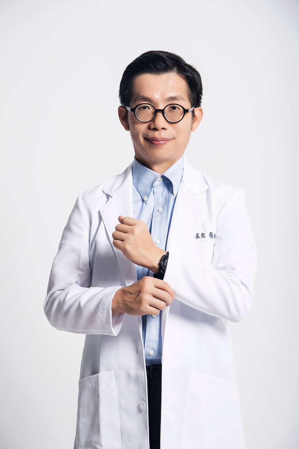 足踝外科醫師朱家宏表示,如果睡醒時腳踩地會疼痛,走一走會稍微緩解,可能已經出現足底筋膜炎徵兆,若嚴重程度到達第二期,到了下午又會愈走愈痛,到達第三級時連暫停走路也無法緩解疼痛,到了第四期因為腳底神經長期疼痛已經失調,連坐著不動都會疼痛。