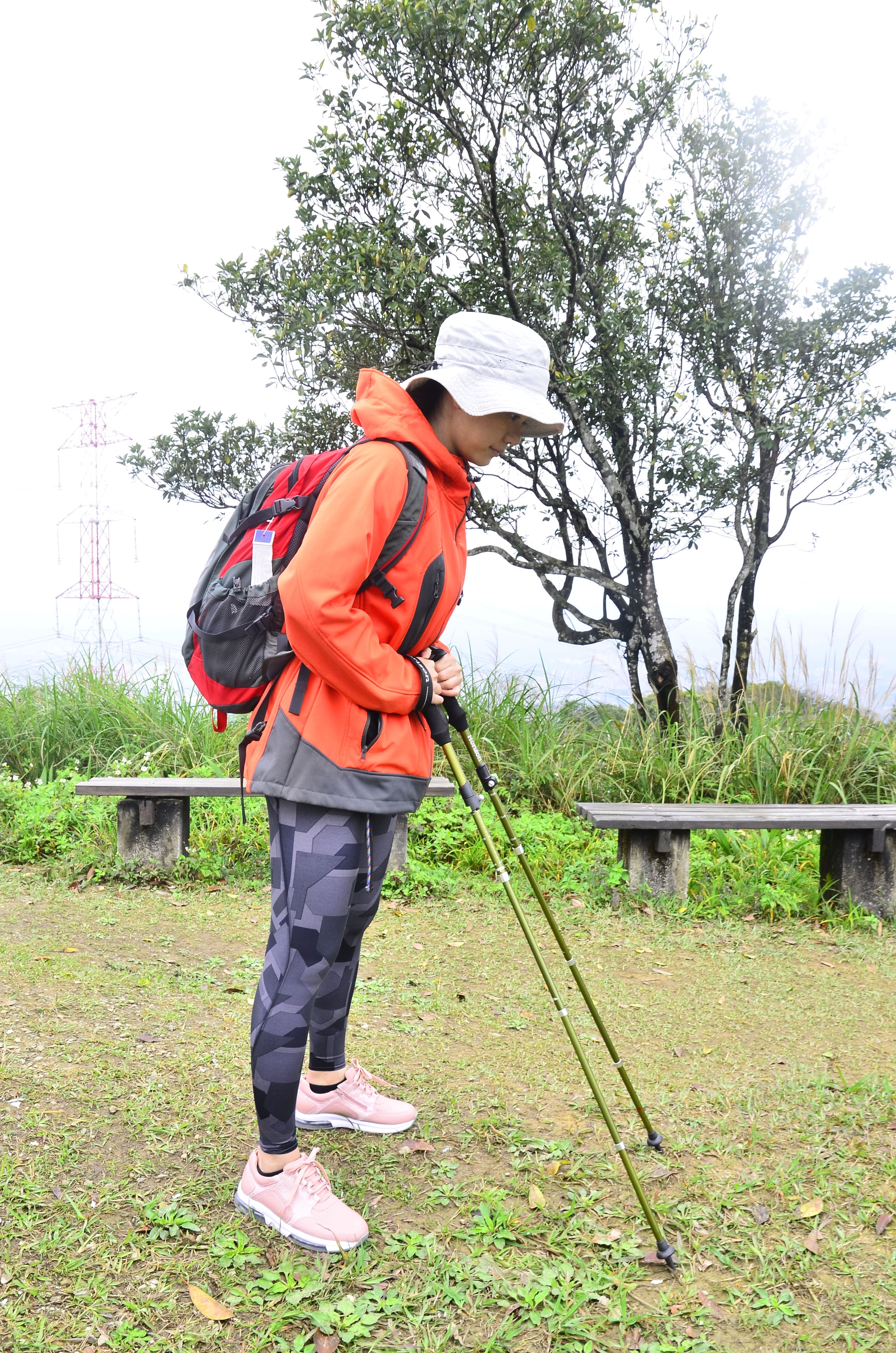 將兩支登山杖頂住雙腳前方的路線，與自己呈一個三角形，兩支登山杖的握把處頂在腹部的位置