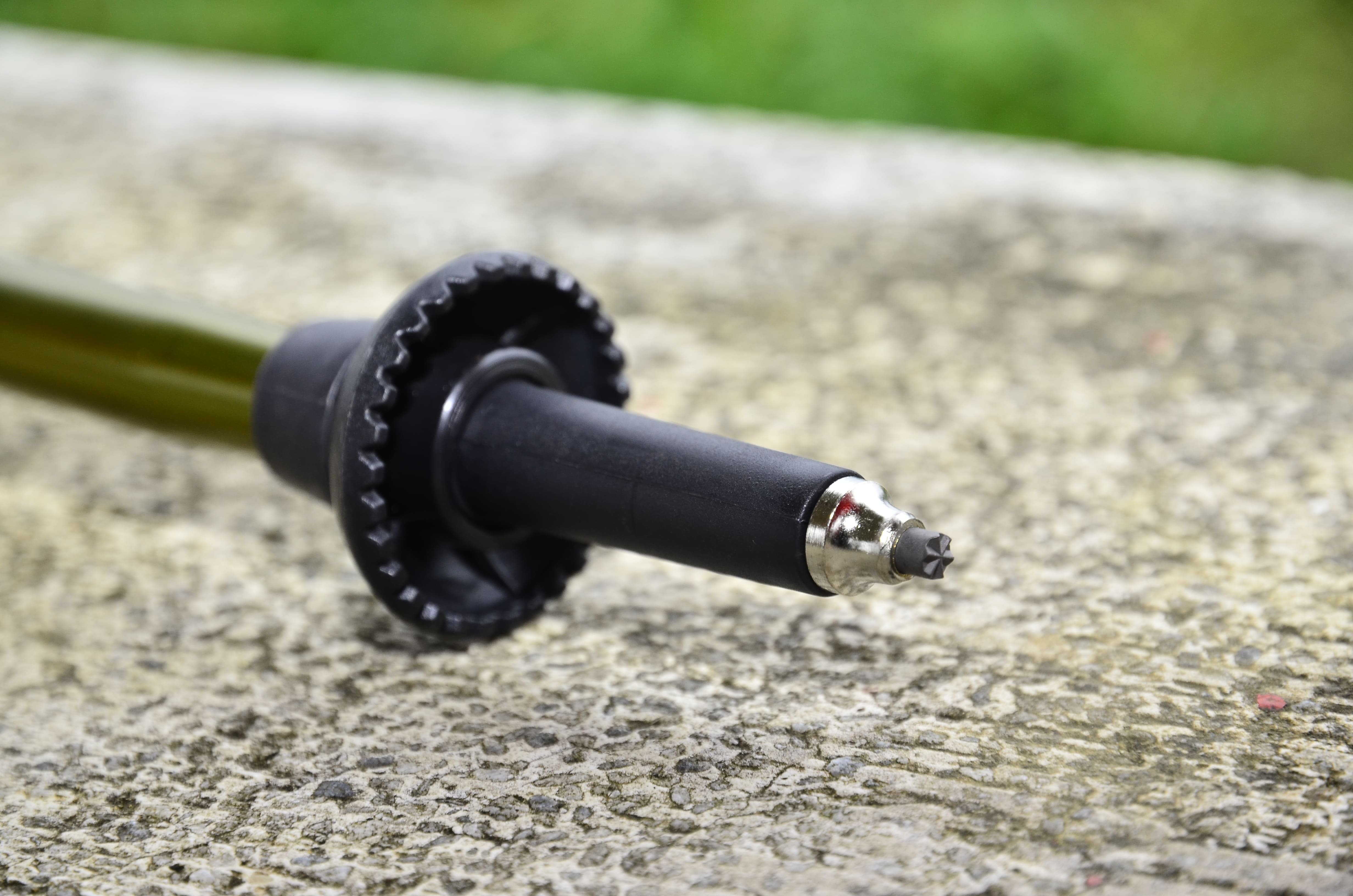 市面上常見的杖尖材質有鋁合金和鎢鋼兩種。鋁合金偏軟，磨損的速度會較快，但也因此價格較低。鎢鋼硬度則較高，使用期限約可到兩年多。