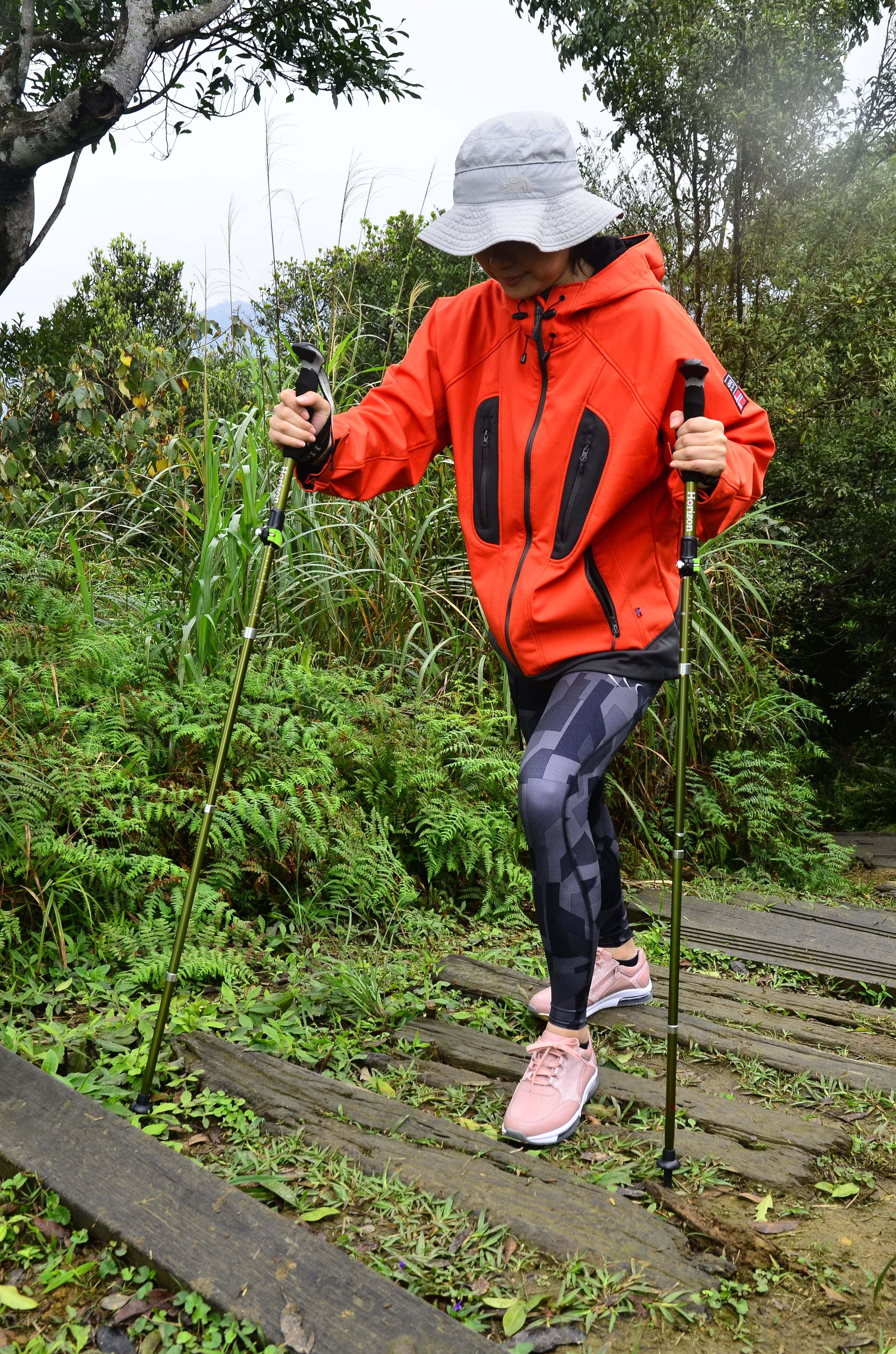 上坡時可將登山杖的長度調短，或是將手穿過腕帶後，握住握柄較下方的位置，如不是太陡的坡，可不用特別調整登山杖長度。