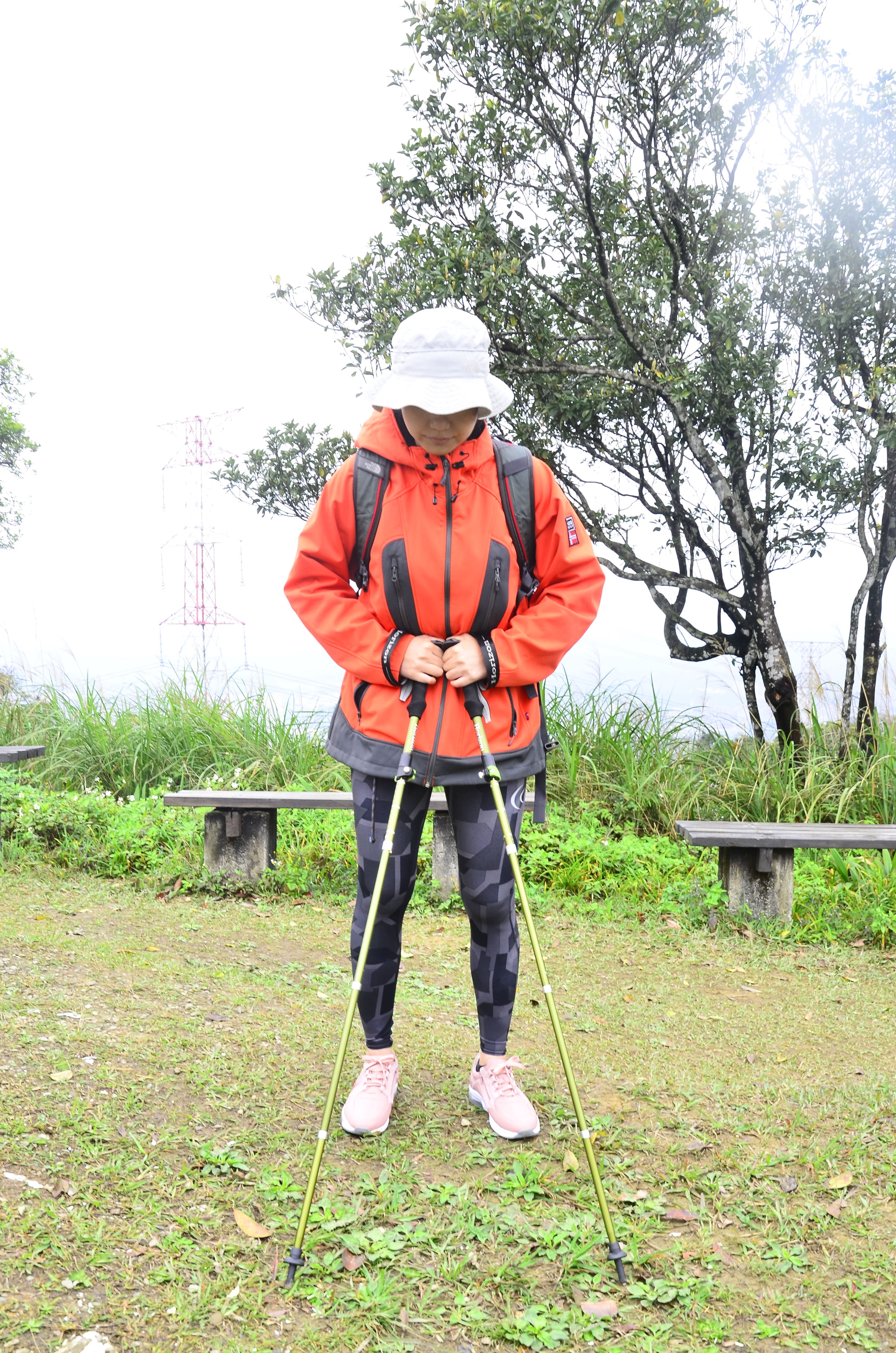 將兩支登山杖頂住雙腳前方的路線，與自己呈一個三角形，兩支登山杖的握把處頂在腹部的位置