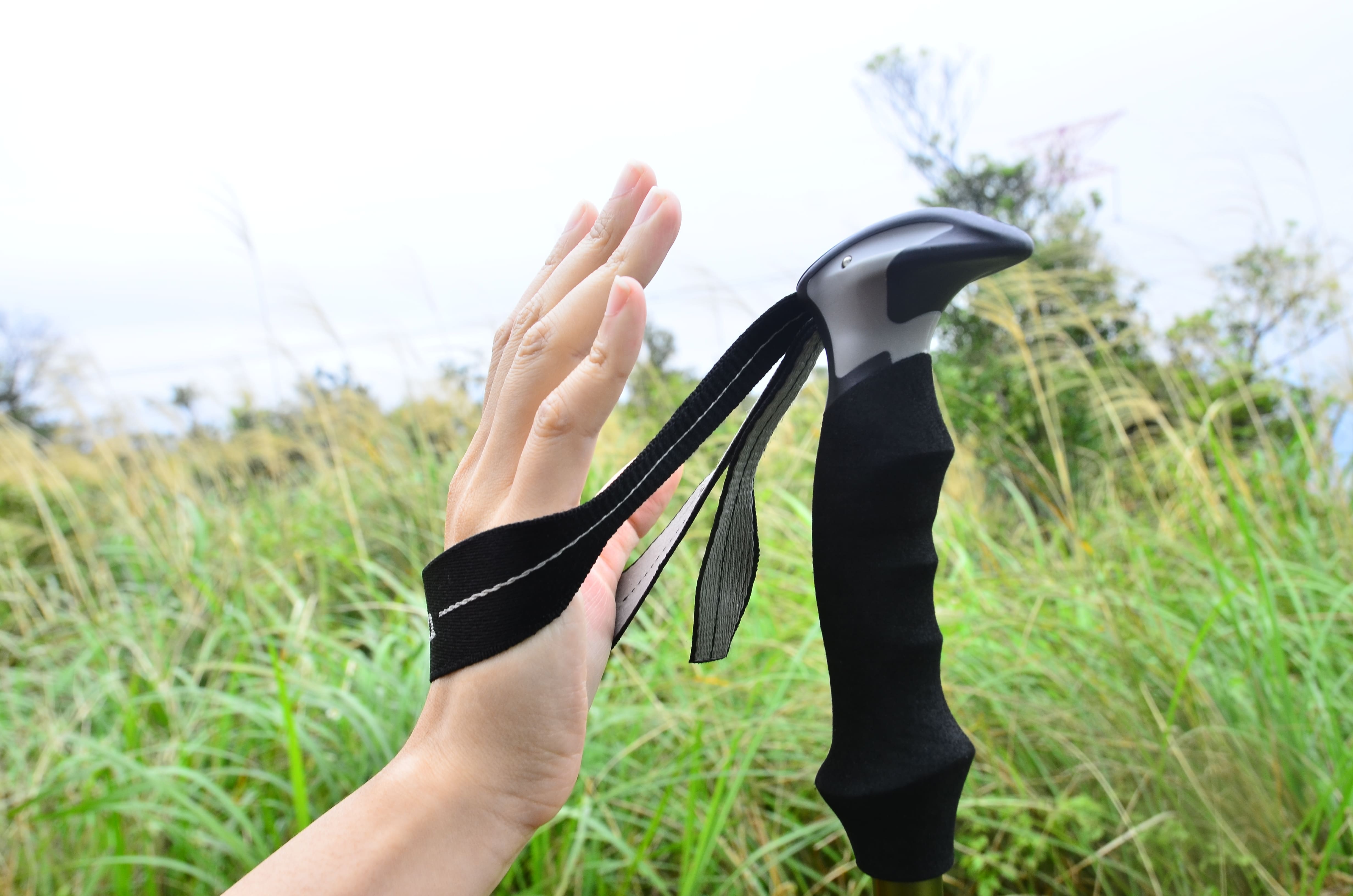 腕帶在登山時套在手上才不會滑手掉落，可選擇軟且面積大的腕帶，較不會對手腕施加過多的壓力