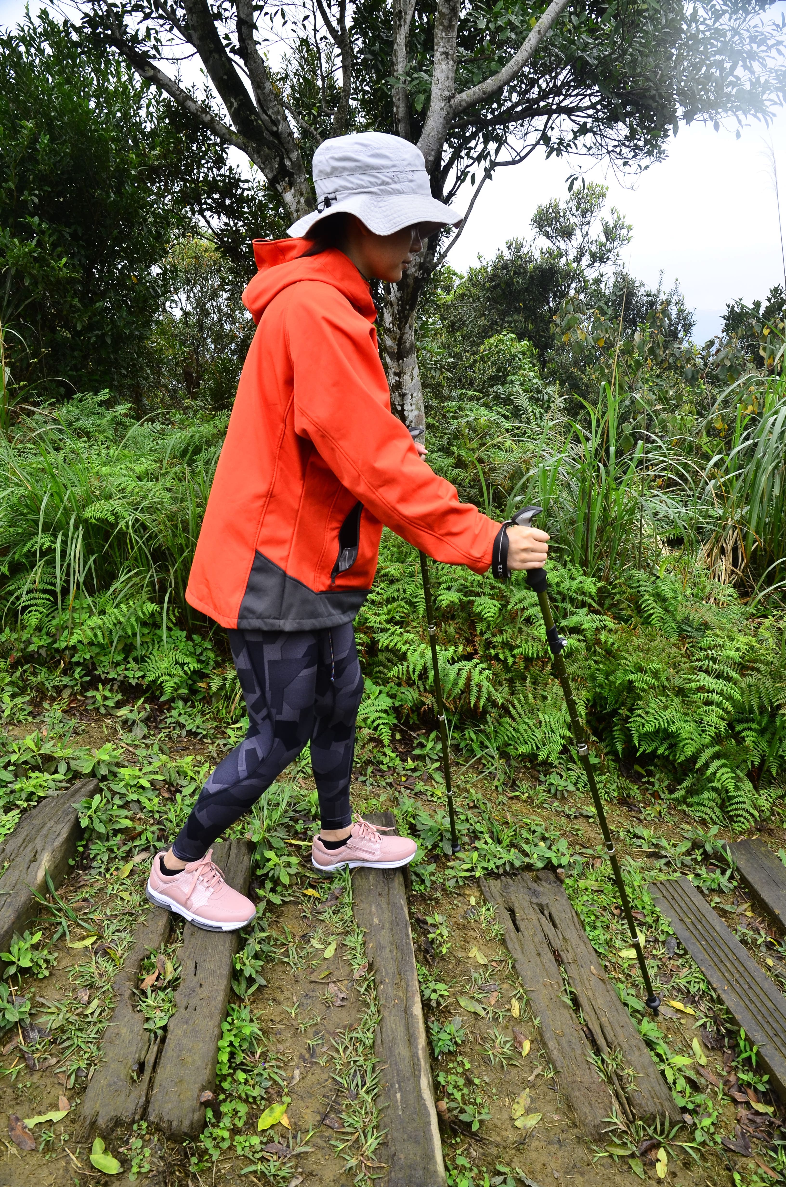 在陡下時可將登山杖的長度調長。若不是很陡的坡，可在手穿過腕帶後，握住登山杖握柄的最上方，藉此把身體及背包的部份重量轉移到登山杖上，分散重量負擔