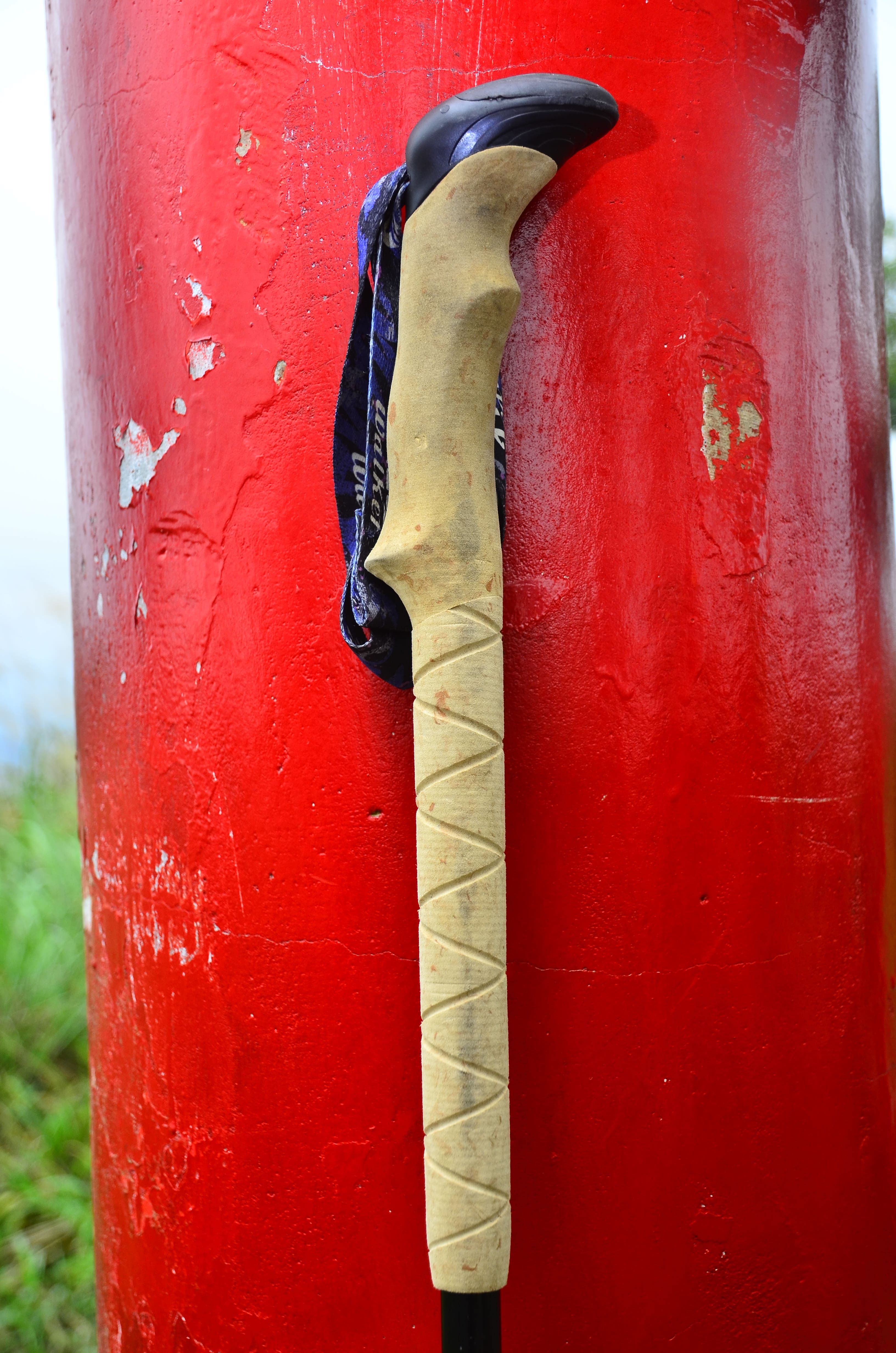 軟木塞材質握起來也相當舒適，相較泡綿較扎實、有吸汗減震的效果