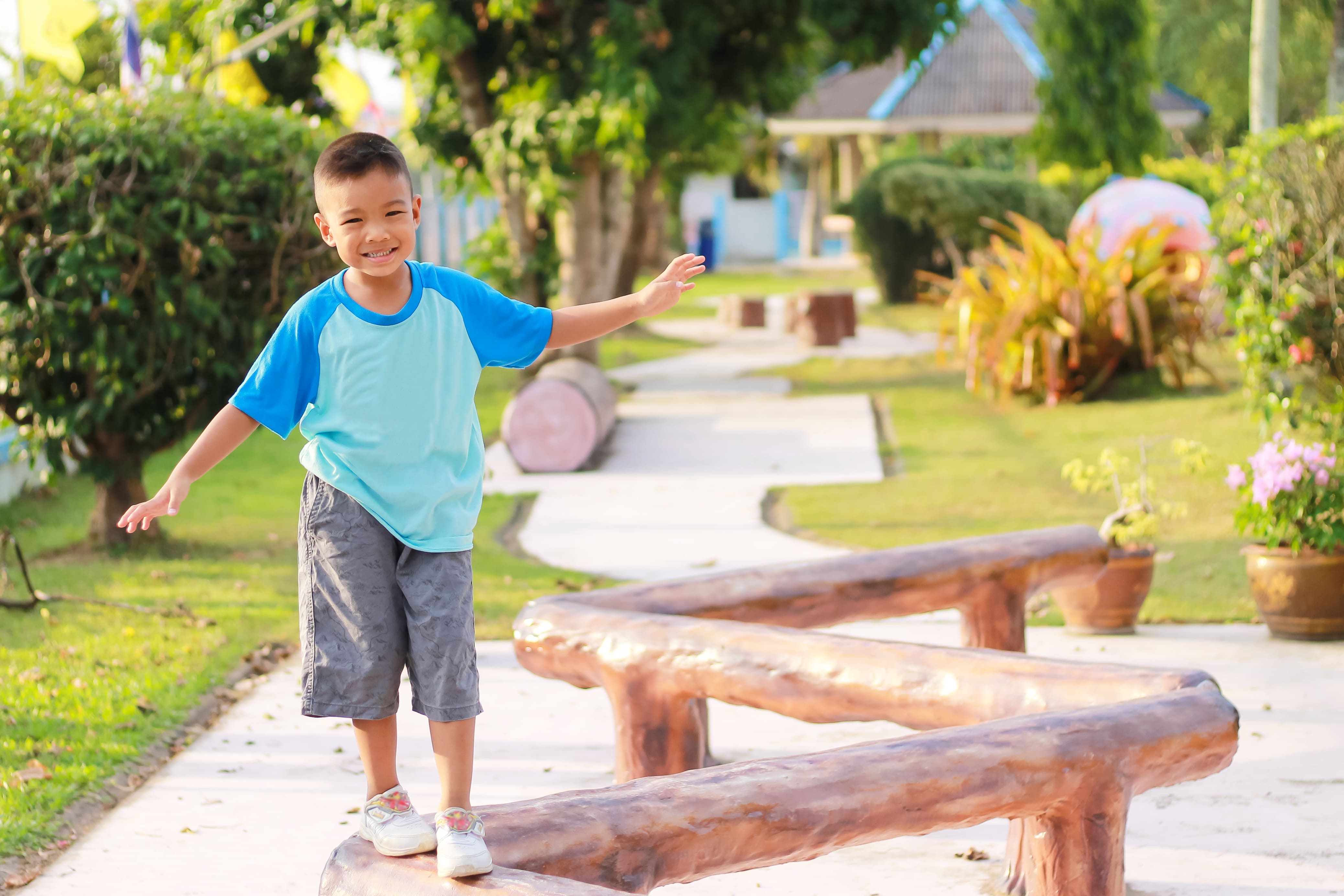 讓視覺、平衡覺、本體覺等逐漸成熟，這些會表現在動作控制、動作計畫的能力上面，若經驗不足，就會影響孩子的運動、走路、平衡能力跟步態表現