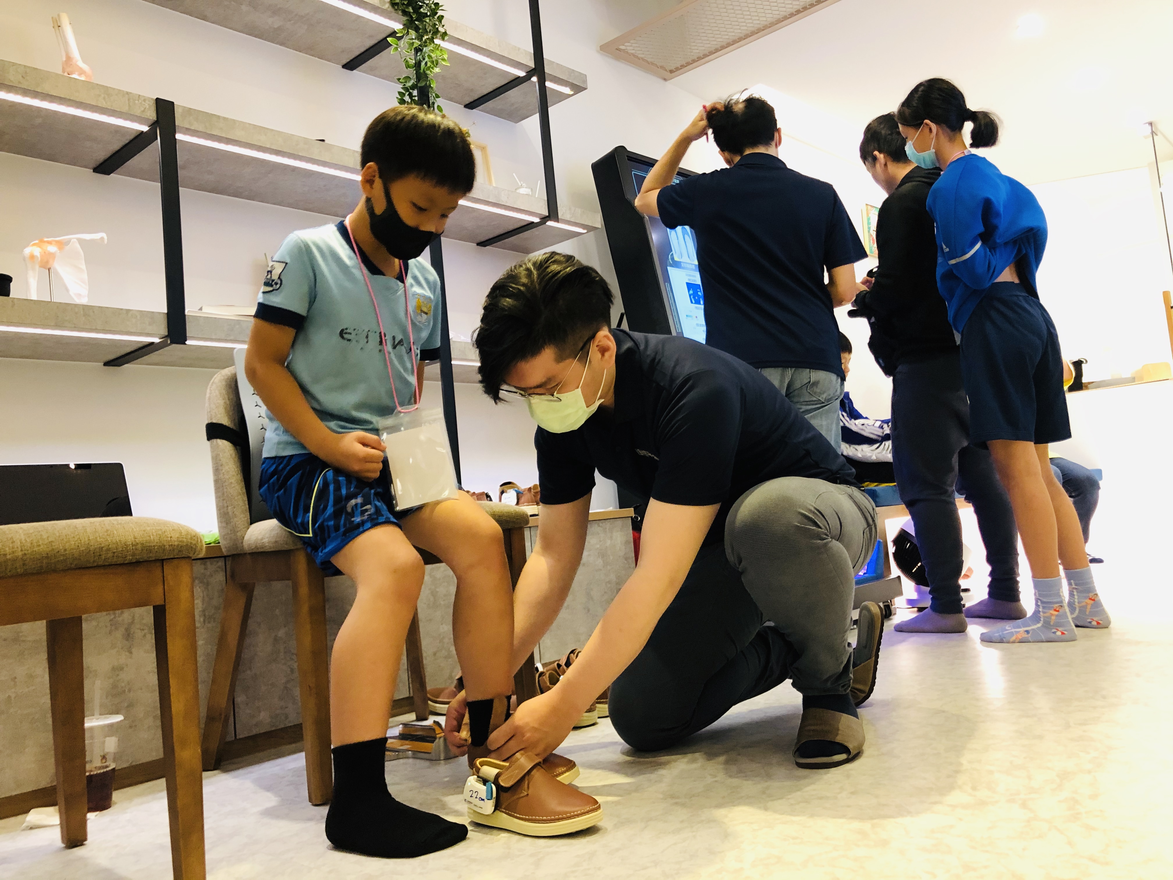 「兒童版動態足壓量測」不只有尺寸縮小，感應器也變多，精度提升，可以了解到小朋友真實行走的情況下，是否呈現出內偏、外偏等步態並加以判別。