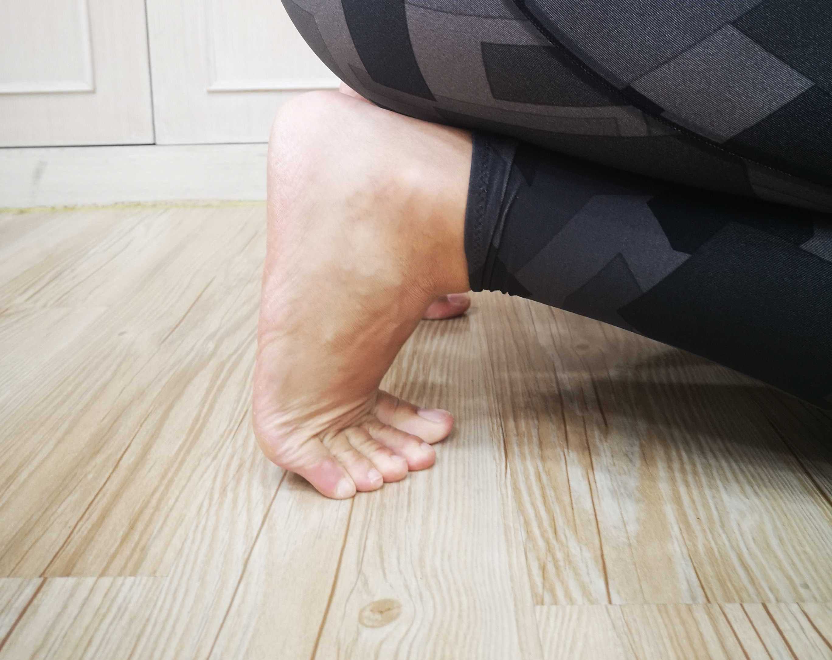 不用一次將體重全壓在腳上，可能會太刺激，需逐漸加壓，讓腳底維持在微微痠的狀態下即可。