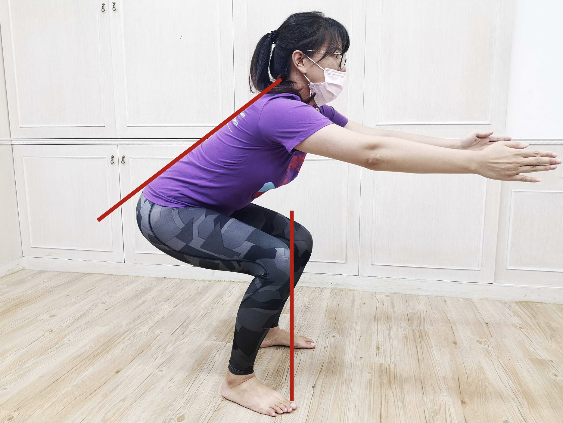 注意膝蓋不能超過腳趾尖，且背部維持打直，不能駝背或拱背。