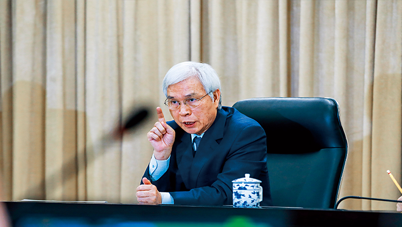 只升半碼被批，他能再戰五年？楊金龍「期末考」提前登場
