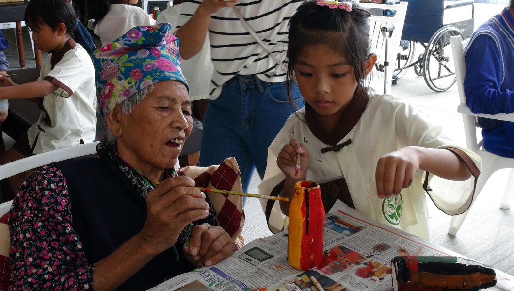 地磨兒小學生到三地門日照中心和老人相處