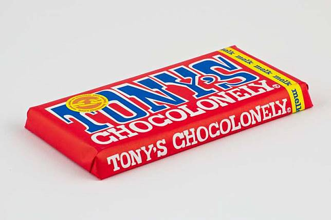 荷蘭超人氣品牌「東尼寂寞巧克力」（Tony's Chocolonely）由三位記者創立，希望減少可可業的童工剝削現象。（Sebastian Koppehel@wikipedia_CCBYSA4.0）