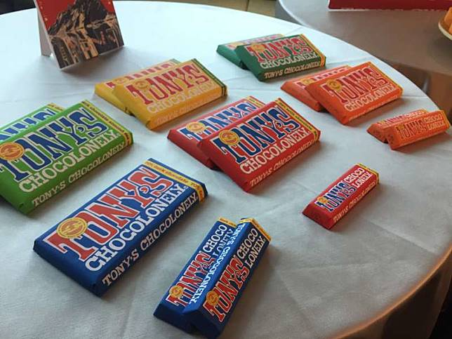 荷蘭超人氣品牌「東尼寂寞巧克力」(Tony's Chocolonely)進軍台灣,推廣「零剝削」公平貿易。(王穎芝攝)