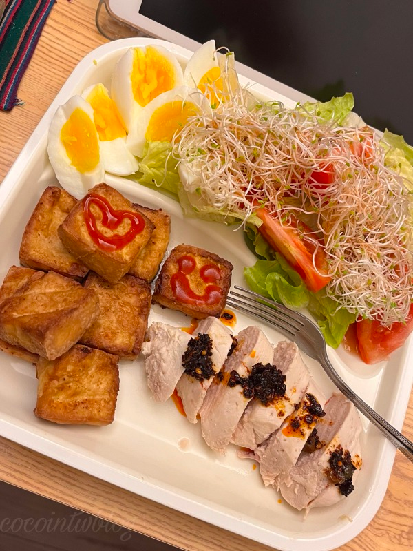 ”有氣炸豆腐、蔬菜和肉的晚餐”