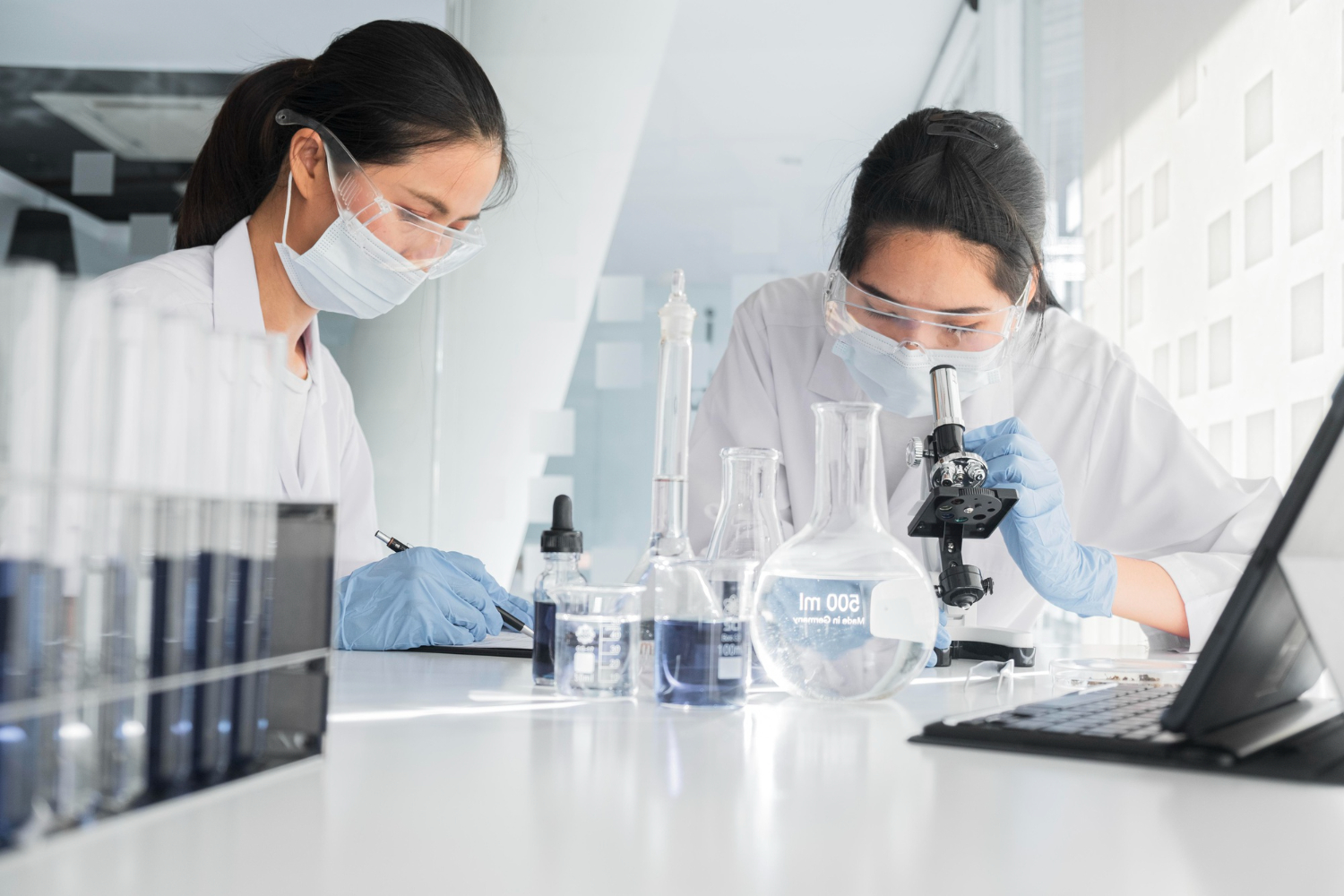 ”在研究室從事研究的科學家”