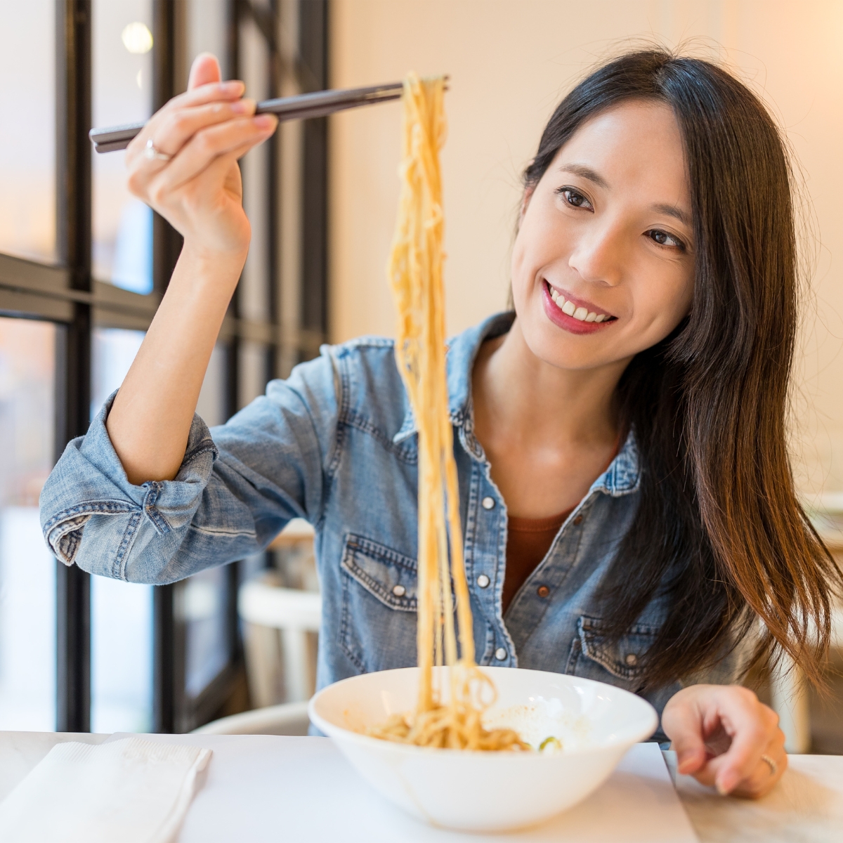 愉快用餐的女人
