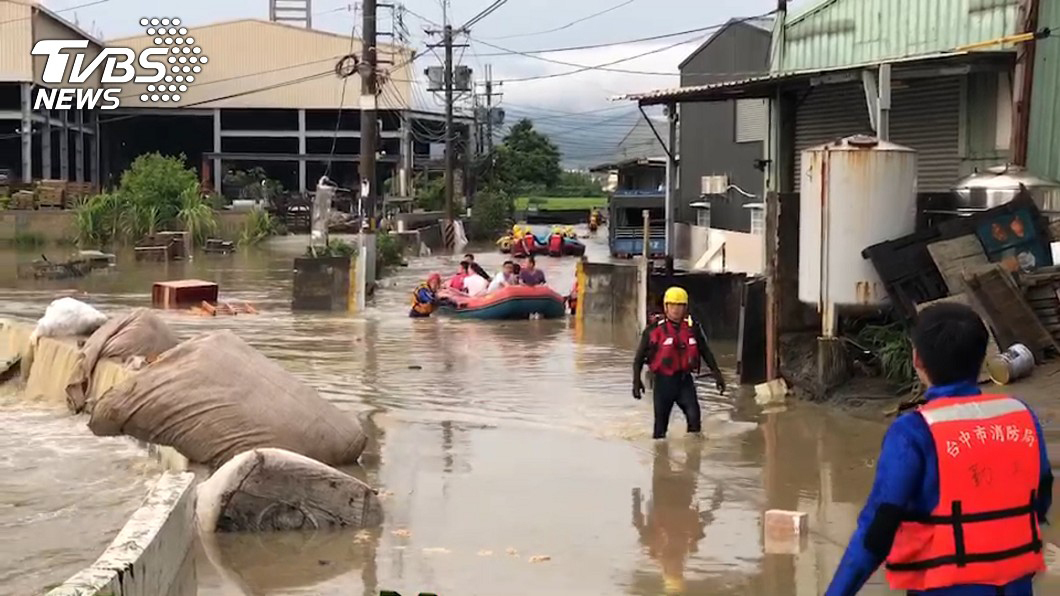 5月20日全台遭到劇烈暴雨轟炸，各地傳出不少淹水災情。（TVBS提供）