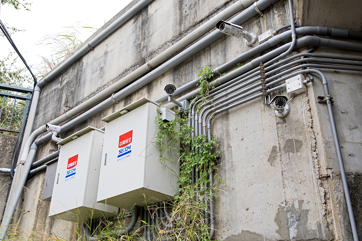 地下道旁有多個攝影機與保全設備，可連線到中央管制中心，工作人員手機也能隨時查看。