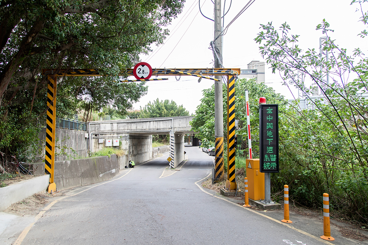 新竹市全中興地下道，雙向都有設柵欄機，平日顯示綠色字樣。