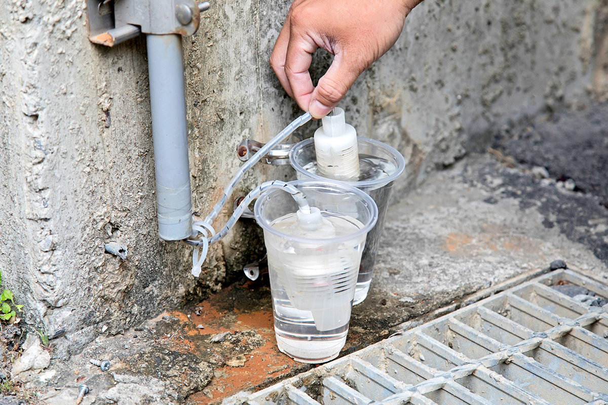 地下道設有水位偵測點，當積水達10、15公分，路口LED字幕與警示燈會發出警報。