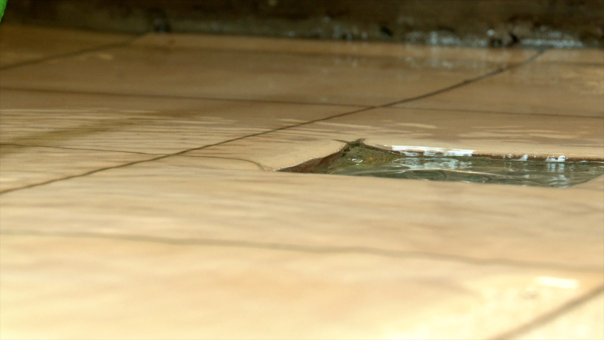 王太太家陽台排水不良，有時積水過多還會漏到樓下。