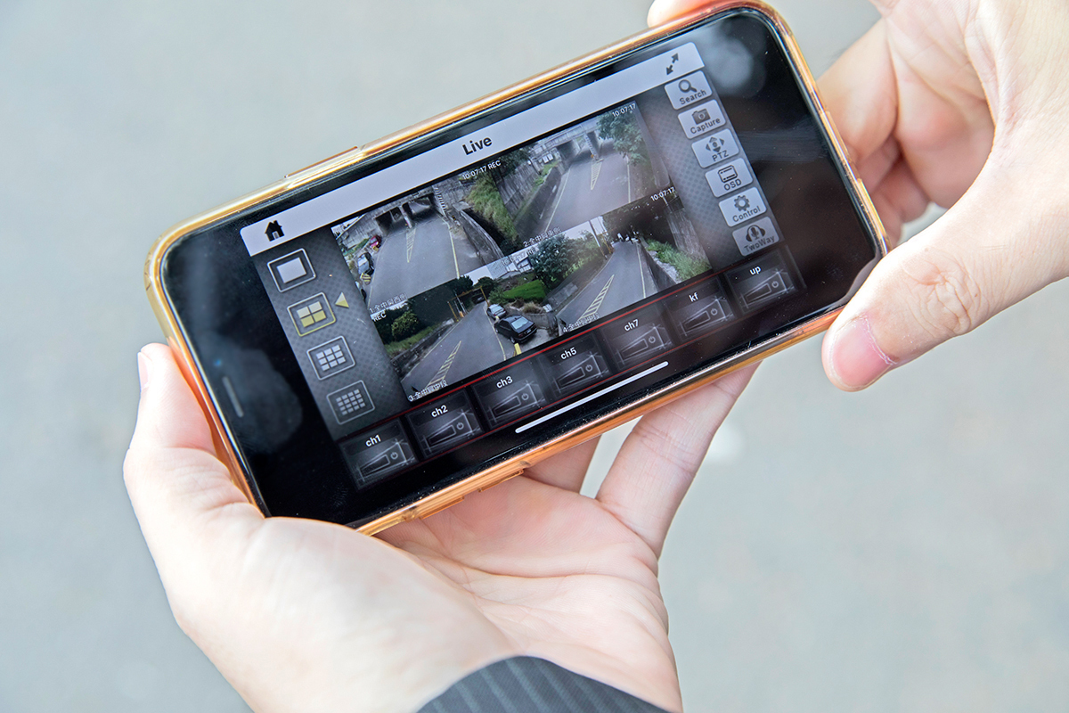 地下道旁有多個攝影機與保全設備，可連線到中央管制中心，工作人員手機也能隨時查看。