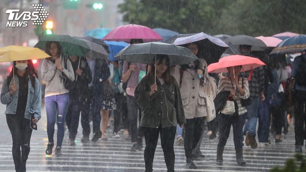 梅雨鋒面一波波報到，各地都要小心暴雨來襲。（TVBS提供）