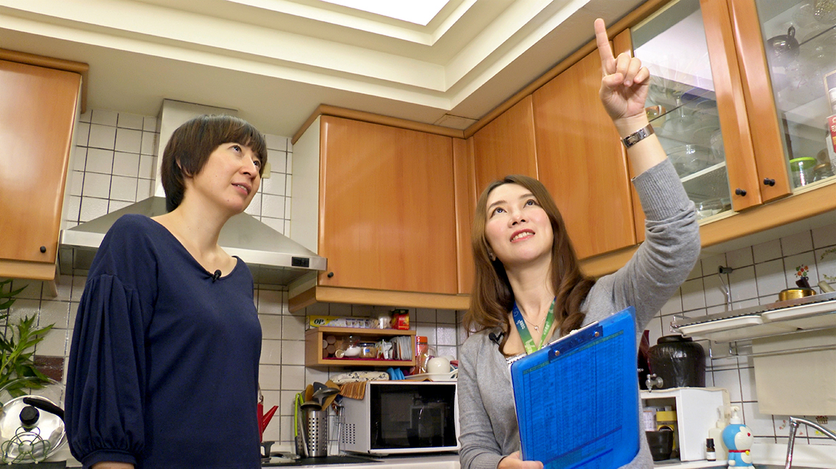 中保安全規劃師IVY免費到府安檢，為王太太住家提出防災建議。