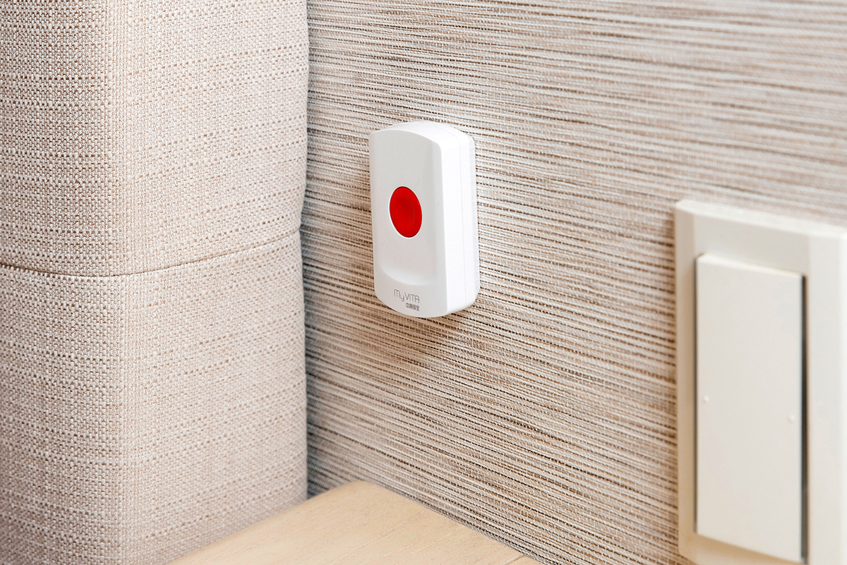 家中若有行動不便長輩,可安裝網路攝影機IP CAM與無線救急器。