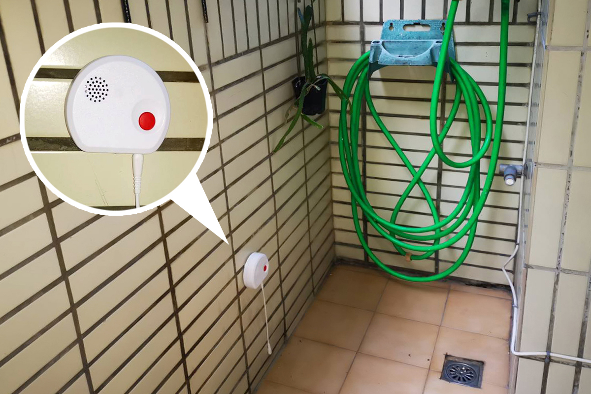 經評估後，Emily在家中容易淹水的陽台與廚房，分別安裝了水位偵測器。