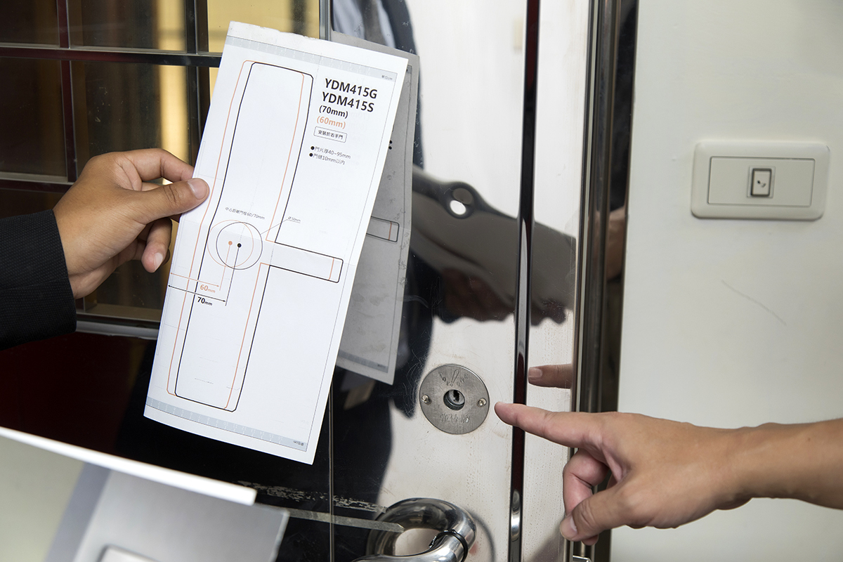 這款能連網的特製智慧電子鎖，除了鑰匙標配外，還提供指紋、密碼開啟方式，Patrick想到家中老小常常忘記帶鑰匙，也考慮可換裝電子鎖。