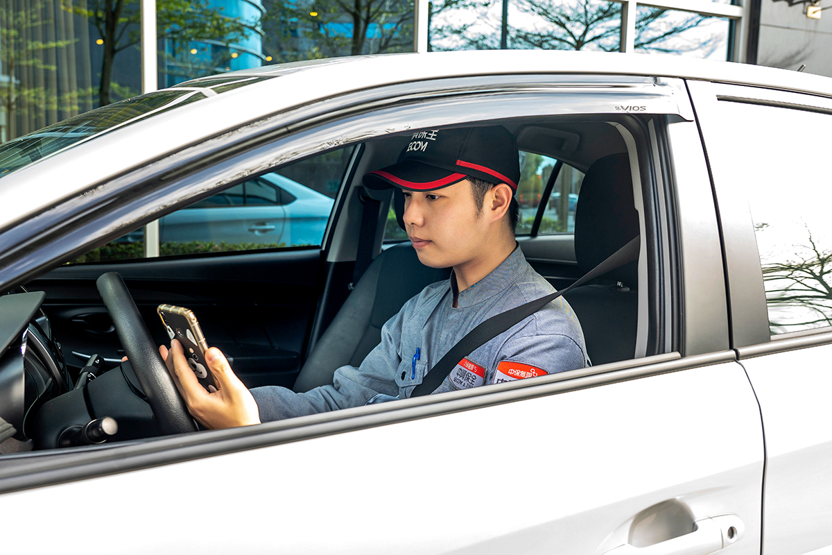 待命點的中保服務工程人員，手機APP接收到指令後，會依訊號確認客戶所在地，立即出勤前往。