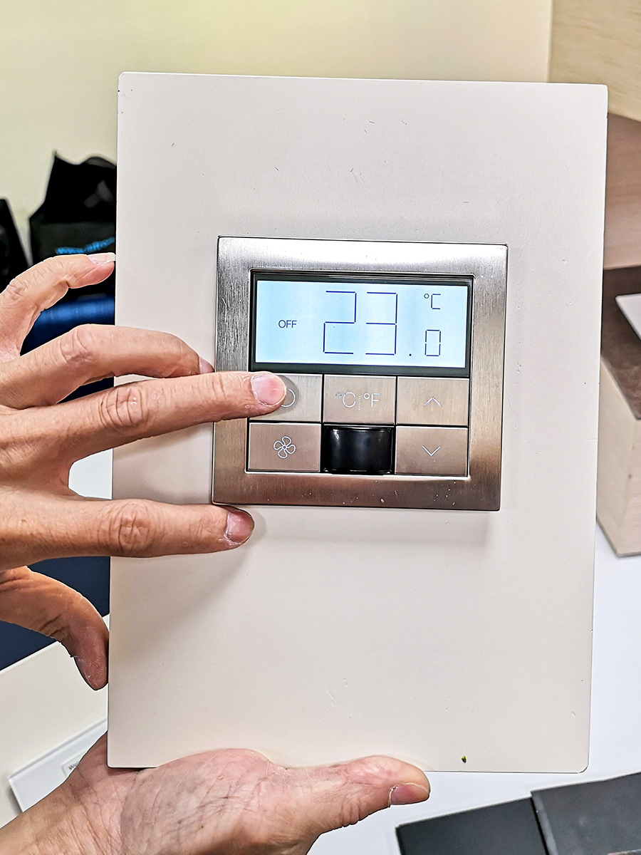 智能燈控也成為酒店新趨勢，只要一個面板就能整合多種功能。