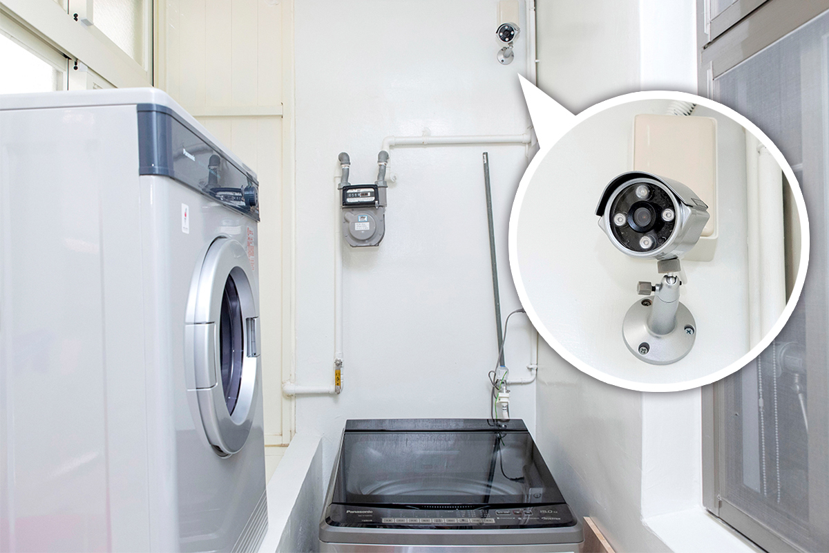 後陽台兩側加裝槍型紅外線攝影機，可隨時監控現場情形。