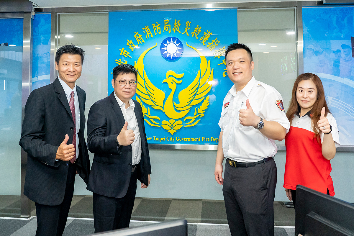 新北市消防局救災救護指揮中心主任林登港（右二）看好與立偉電子的系統合作，左起為立偉電子經理林崑山、總經理洪培修、公眾AED專任講師郭蕙翎。