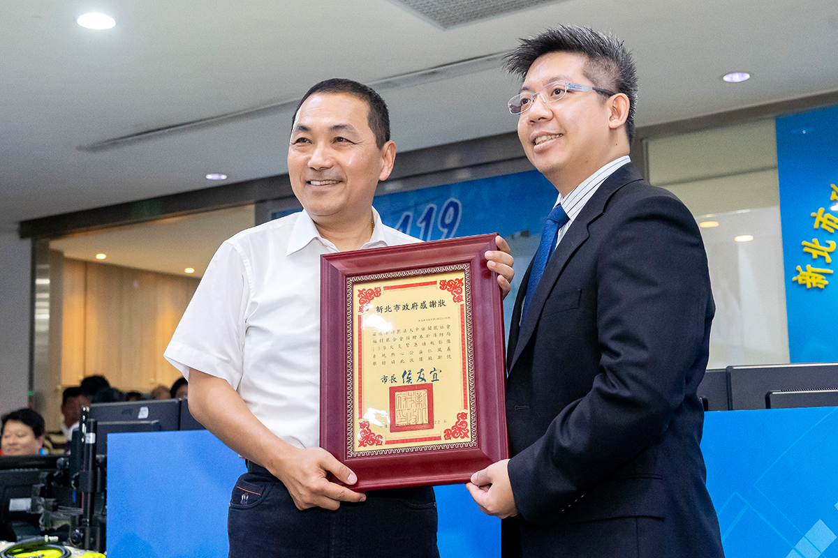 新北市長侯友宜親自回贈新北市政府感謝狀。