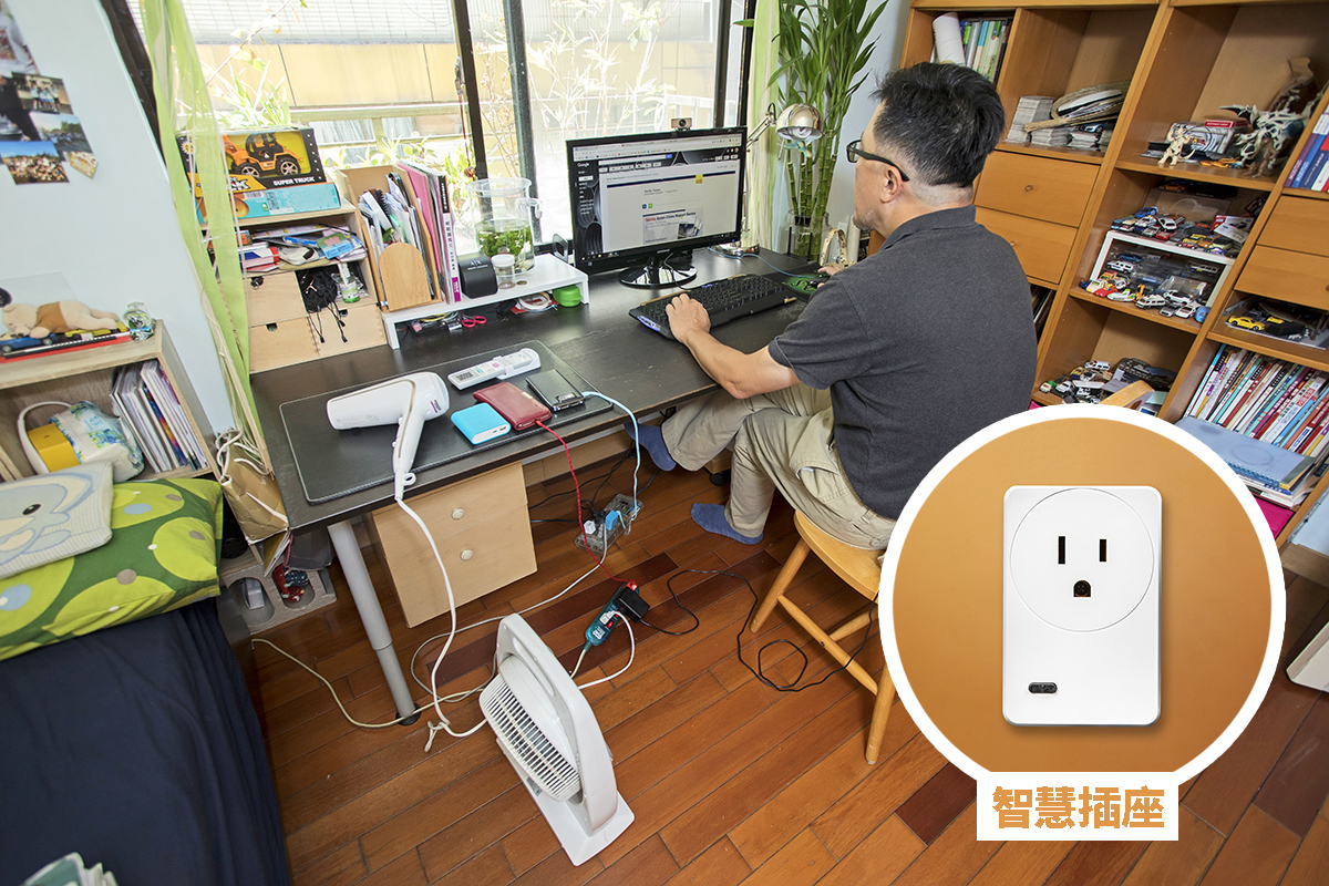 Patrick在家工作時，書房裡的延長線排插也插滿家電用品，安全規劃師警告是危險動作。