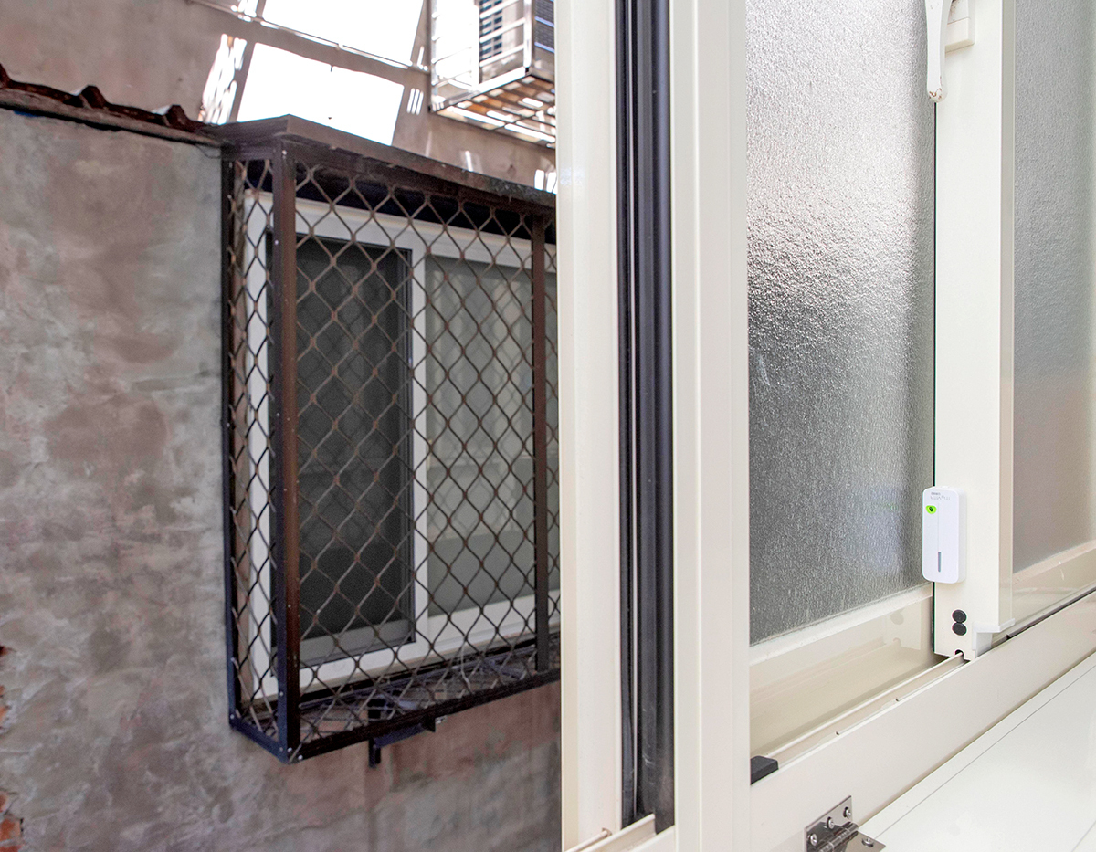 後陽台與後棟公寓的棟距太過接近，窗戶裝上無線磁簧感知器以防宵小闖入。