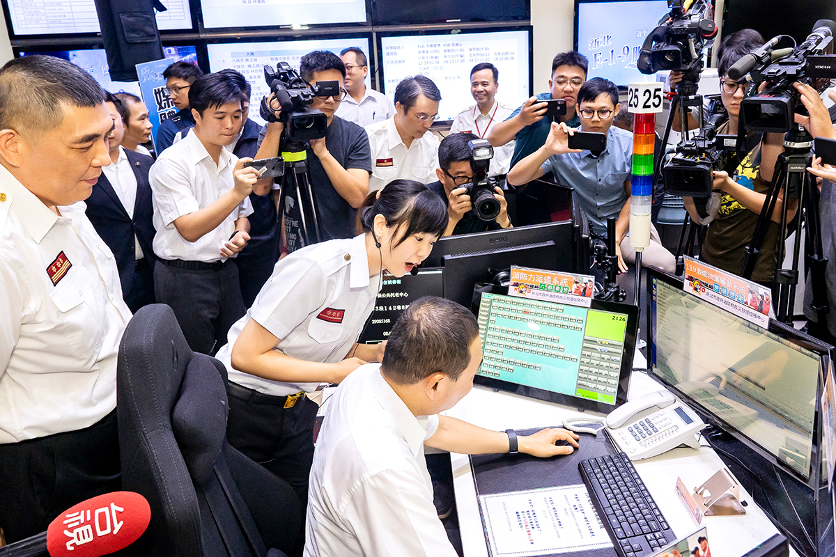 新北市長侯友宜親自操作體驗「119派遣專家系統」升級版。