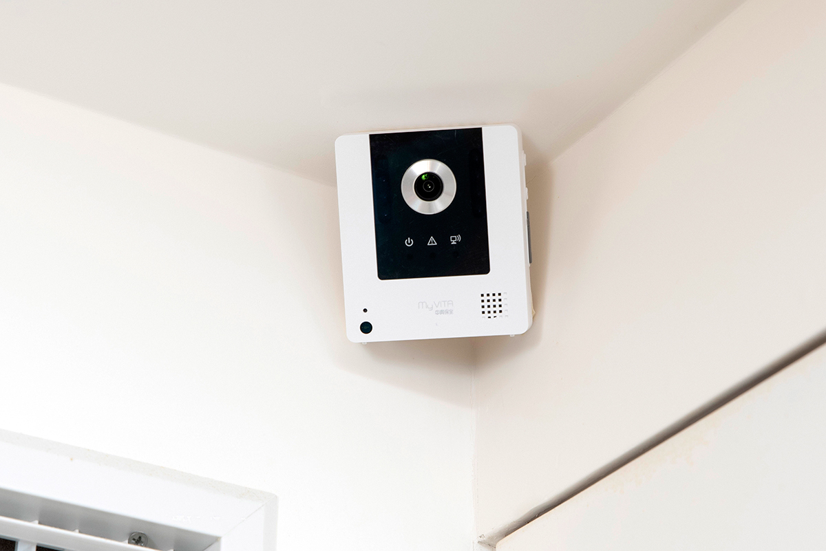 家裡有網路攝影機，能隨時監看家中情形。