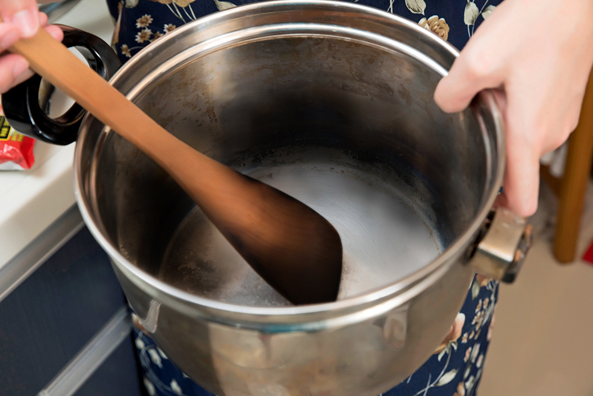 珍妮花手上燒焦的不鏽鋼鍋與鍋鏟,就是老公的傑作。