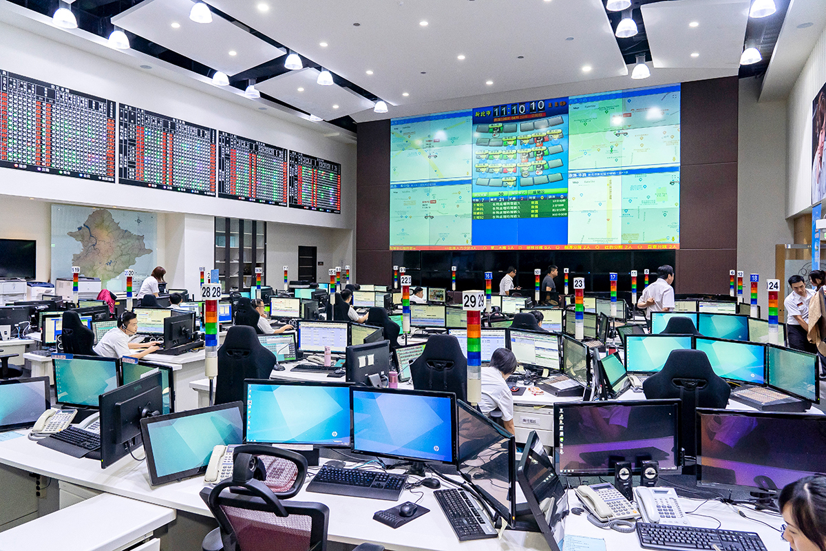 新北市消防局119指揮中心，扮演著救災救護的重要角色。