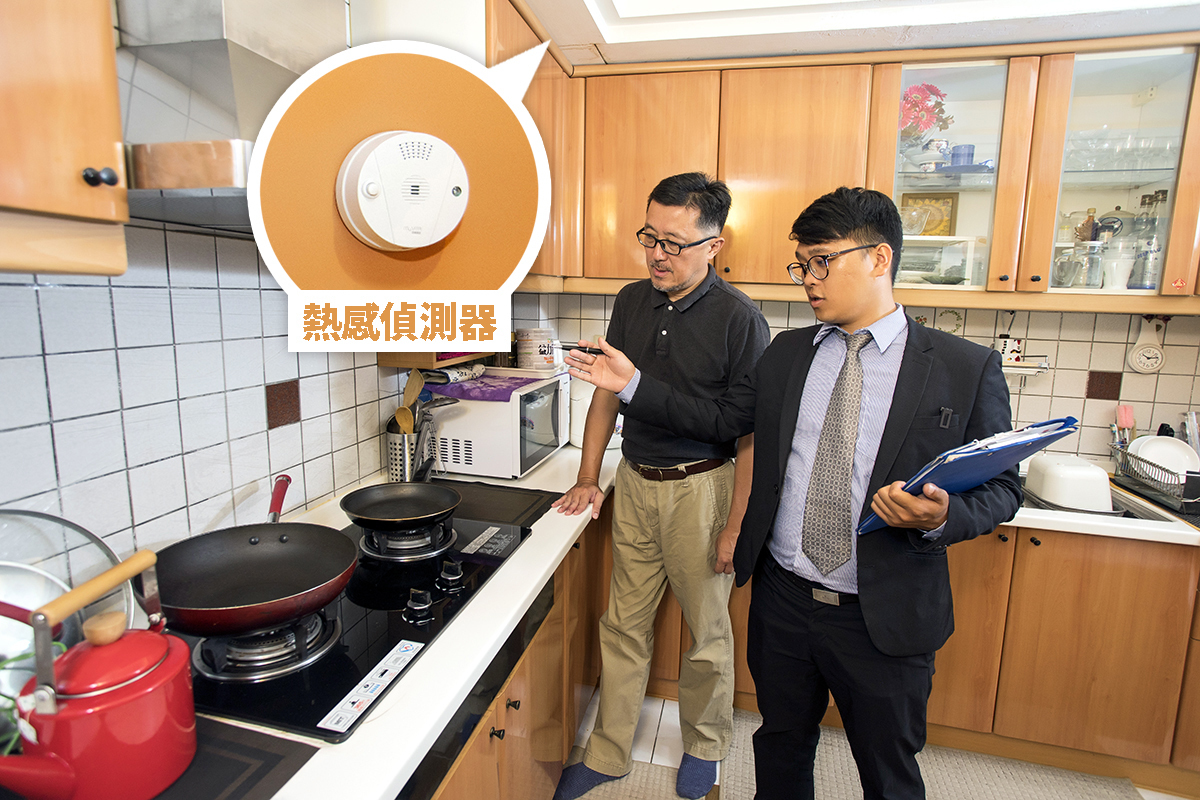 廚房冰箱有電箱、有高耗電電器，要避免再忘記關火，規劃師建議一定要裝上熱感偵測器與一氧化碳感知器。