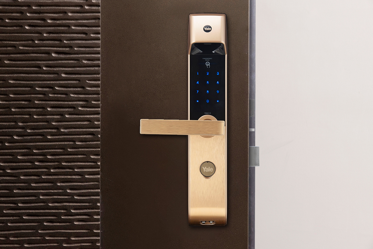 大門安裝指紋密碼電子鎖，開關門都可連動保全。