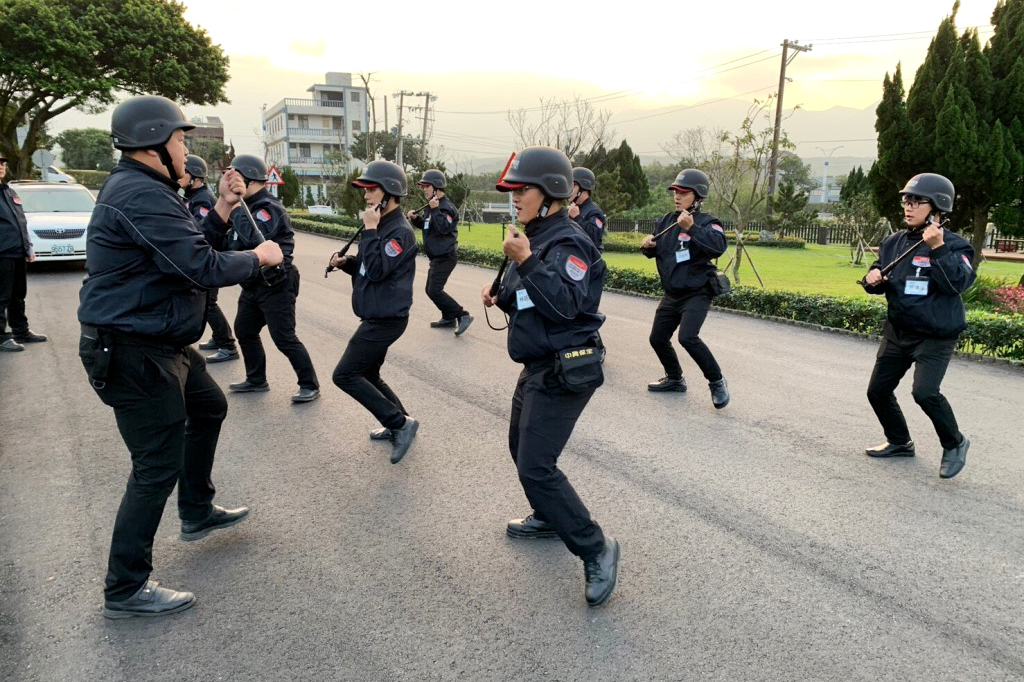 每周三進行警棒訓練,教大家防身標準動作。