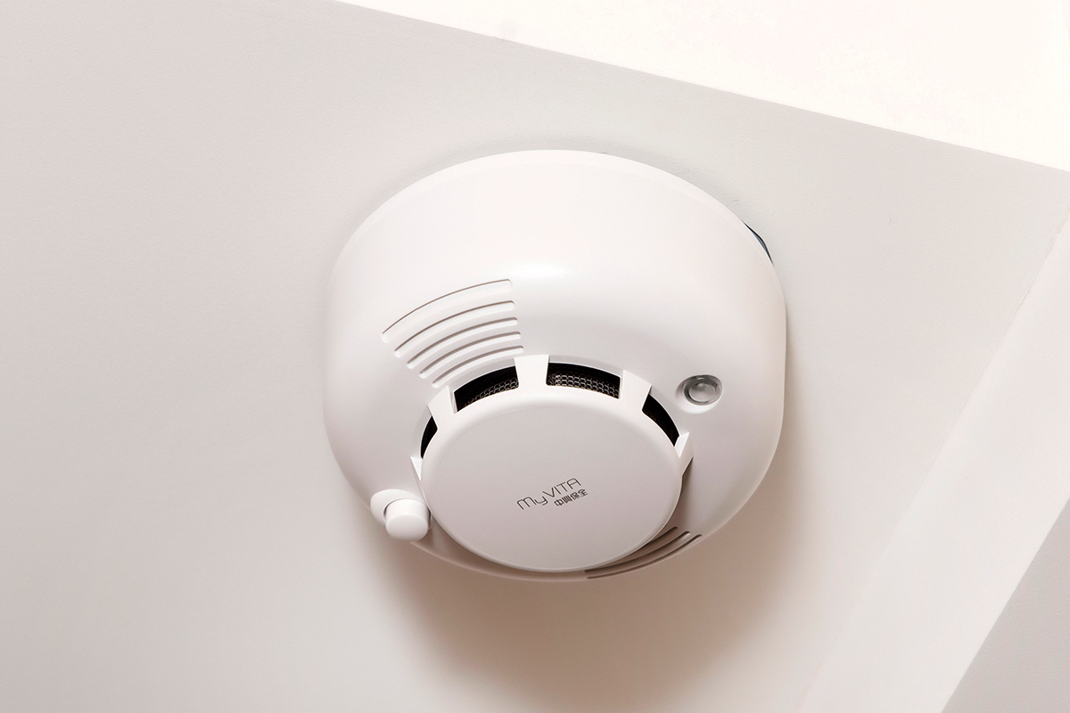 若發生火災，煙霧感知器會發出警報。